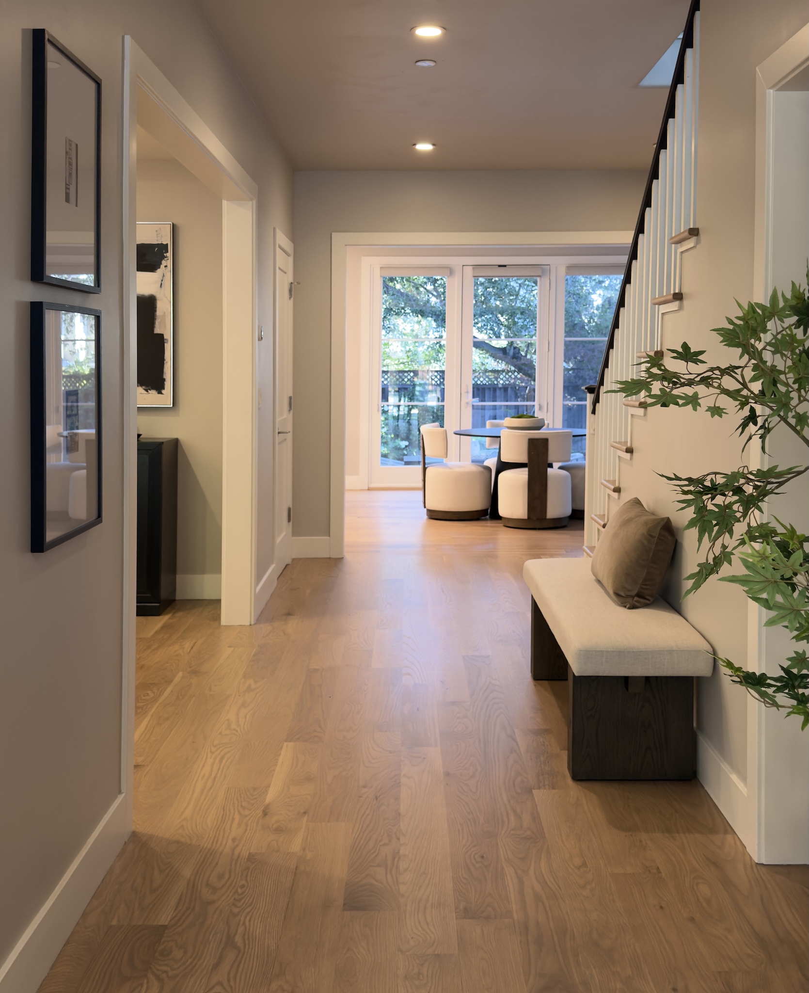 Hallway with bench and view to the garden doors